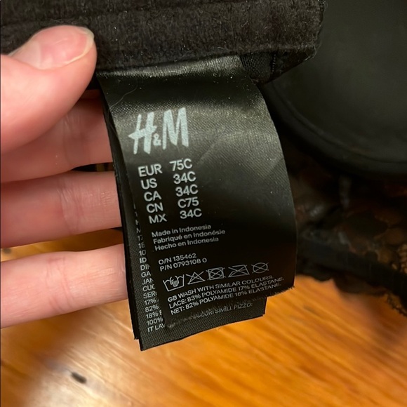 H&M Black Lace Underwire Bra - Picture 2 of 6